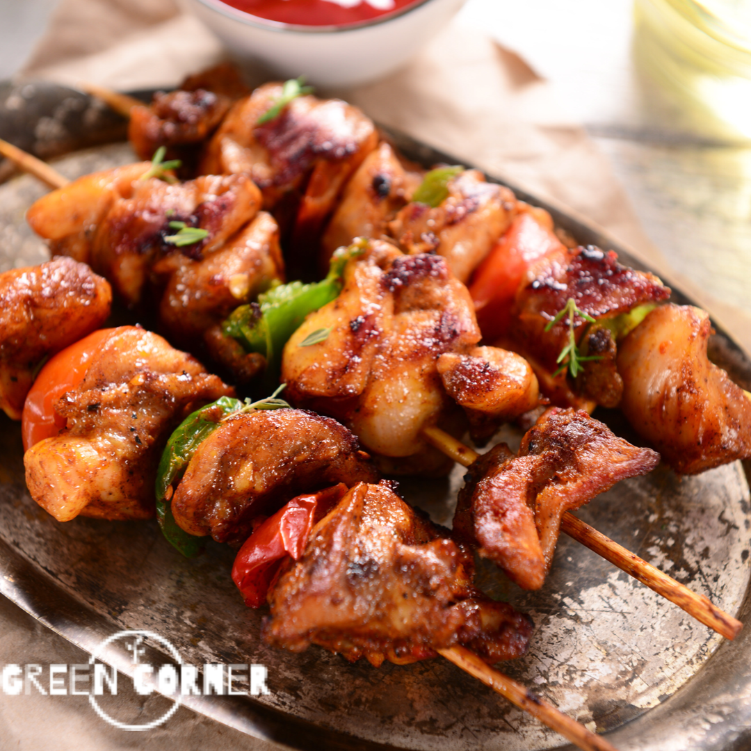 Brochetas de pollo, carne y camarón a la parrilla